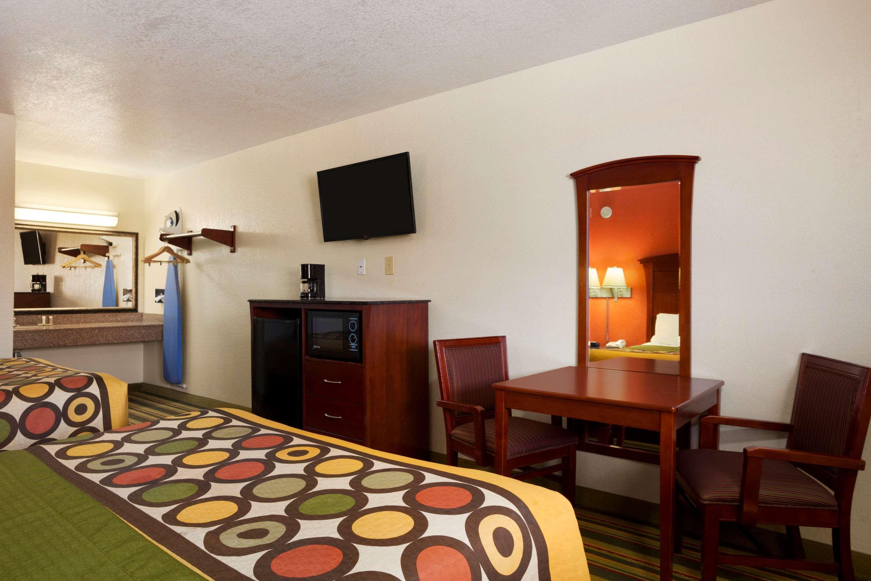 Super 8 By Wyndham Pleasanton Motel Kültér fotó