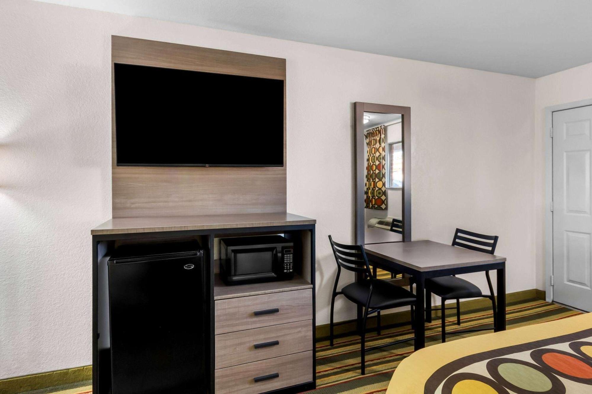 Super 8 By Wyndham Pleasanton Motel Kültér fotó