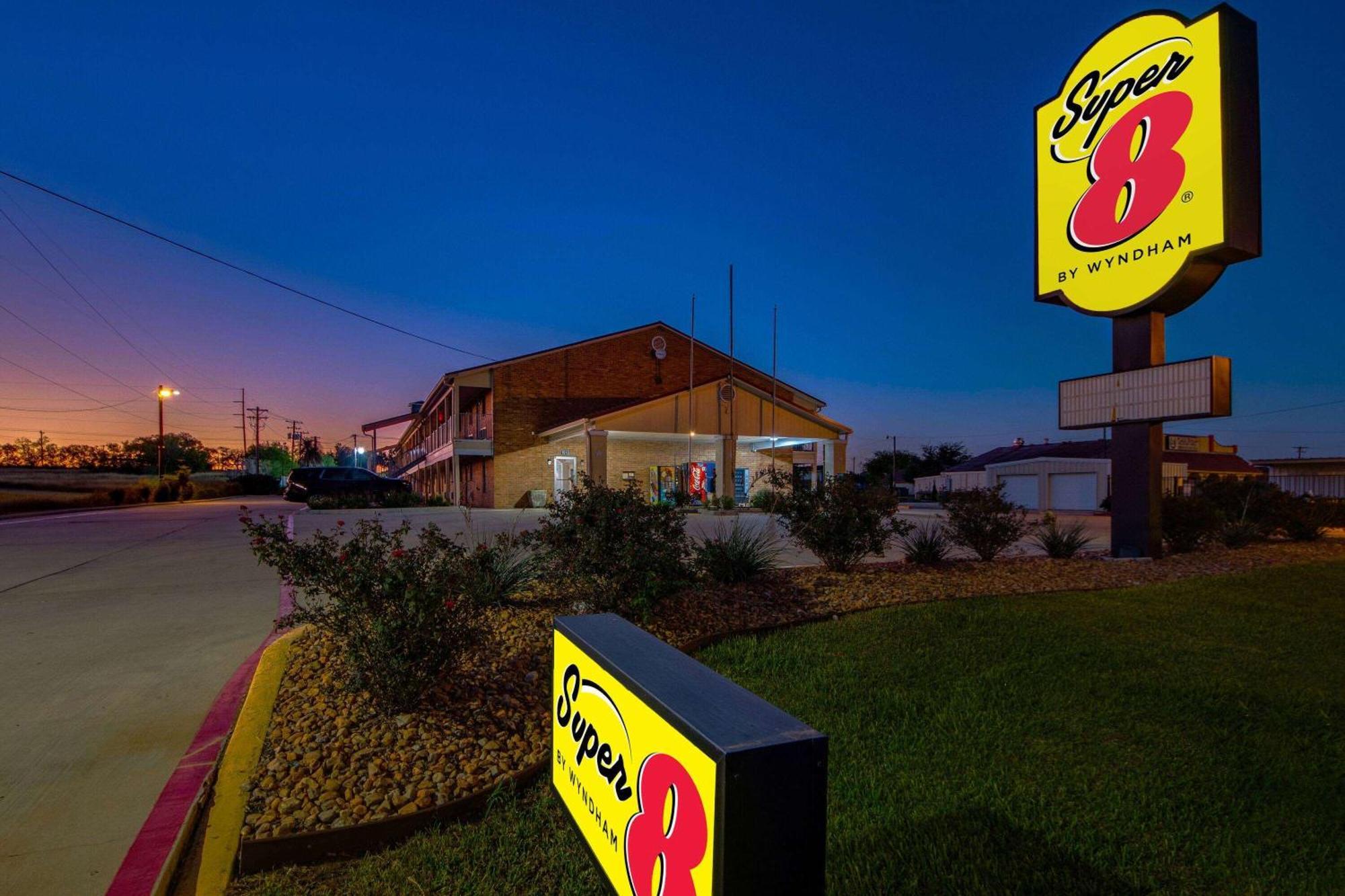 Super 8 By Wyndham Pleasanton Motel Kültér fotó