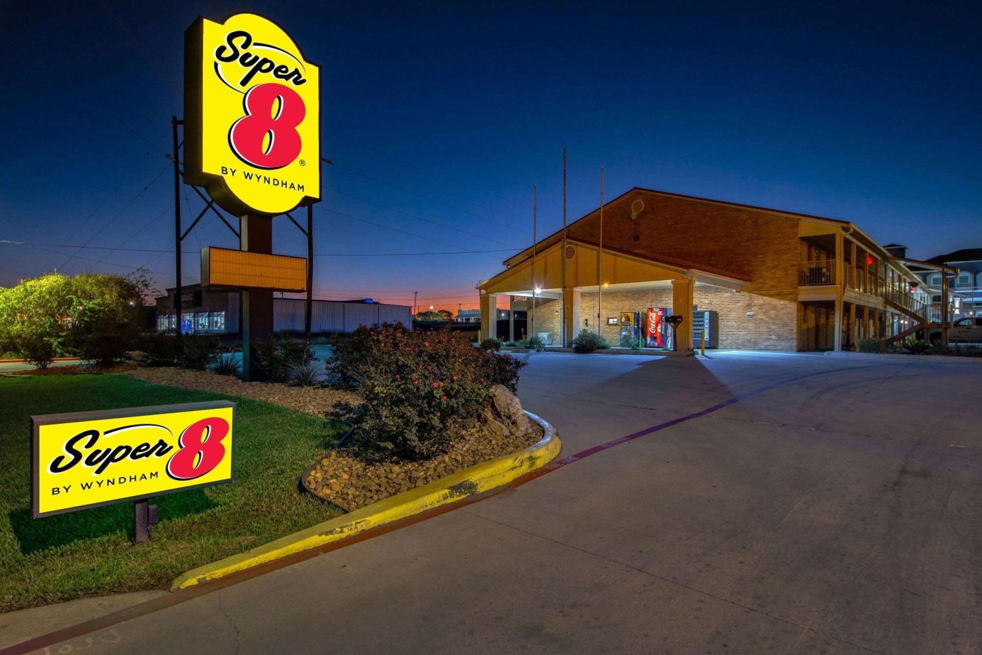 Super 8 By Wyndham Pleasanton Motel Kültér fotó
