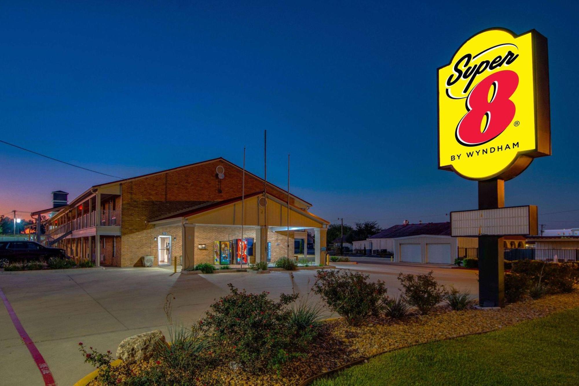 Super 8 By Wyndham Pleasanton Motel Kültér fotó