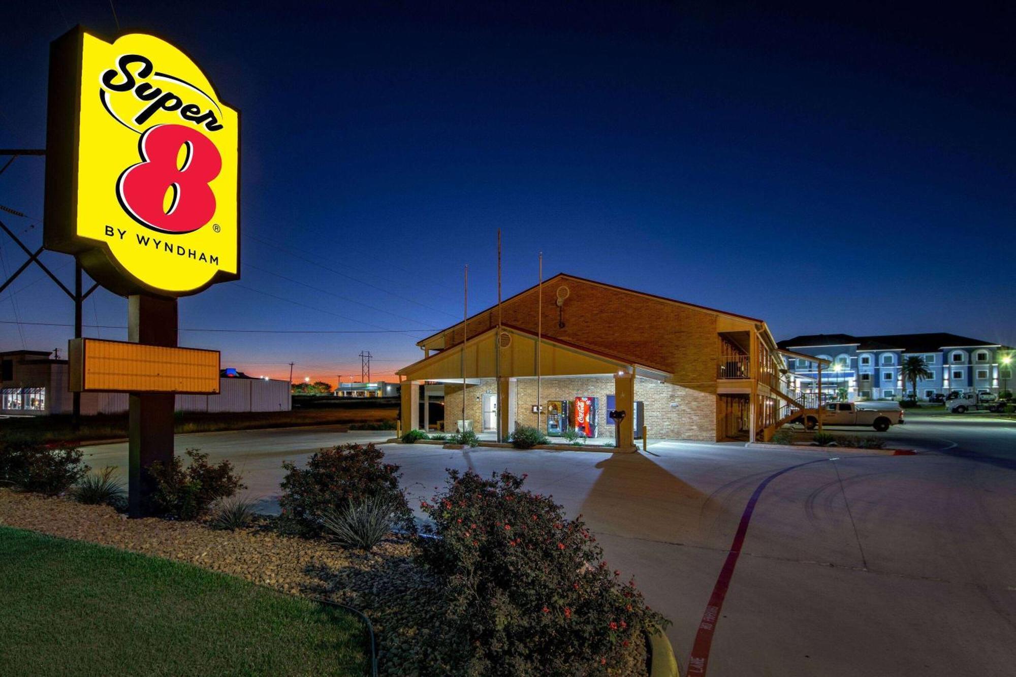Super 8 By Wyndham Pleasanton Motel Kültér fotó